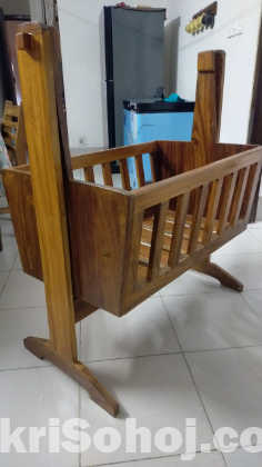 একটি সুন্দর কাঠের দোলনা